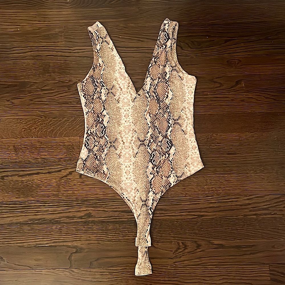 Women'a FORE snake print bodysuit. Size small